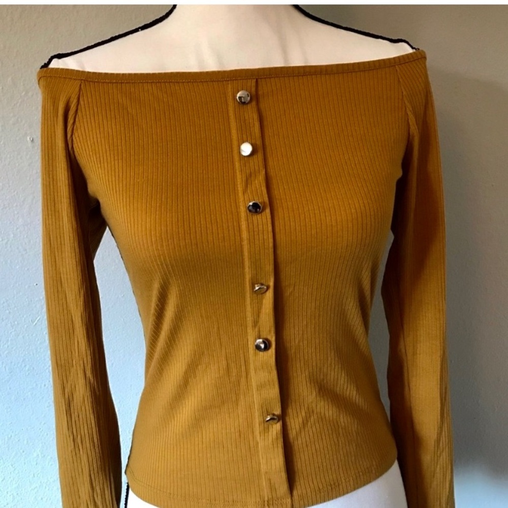 🌟Tan off-shoulder top🌟